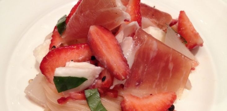 苺とモッツァレラの冷製パスタ 生ハム添え 苺とモッツァレラの冷製パスタ 生ハム添え