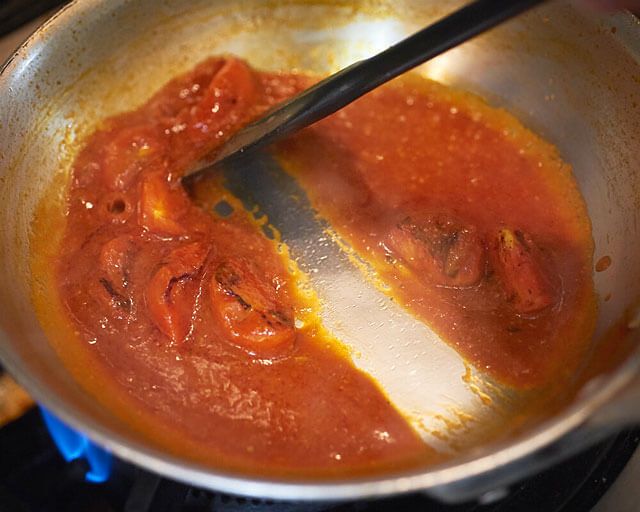 トマトジュースを煮詰めて味を濃縮