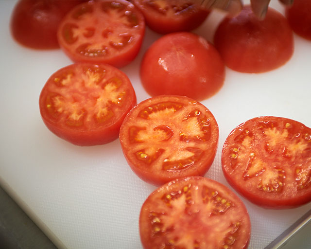 少し柔らかくなるまで熟したトマトを使う