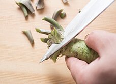 鉛筆を削るように、茎をつけ根から斜めに削り落とす。茎に近い部分は香りがよいので、削り落とし過ぎに注意する。