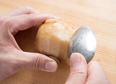 【絞り汁用】スプーンを使い、皮をこそげるようにして皮を薄くむく。