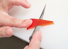 皮をむくと口当たりが良くなる。小さなナイフで、三角形の角の小さい部分から皮をそぐように切り取る。
