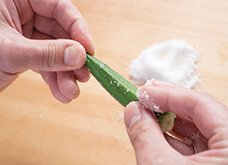 塩で表面をよくこすり、うぶ毛を取る。塩をつけたまま熱湯で茹で、氷水にさらして色止めする。（サラダや薬味用なら4～5分、その後調理する材料用なら30～40秒）