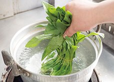 鍋にお湯（約2リットル）を沸かし塩大さじ1を入れ、根元部分だけを先に浸し約20～30秒、お湯を根元で軽く混ぜるようにしてゆがく。