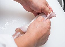 エンペラを剥がした場所をとっかかりに、いかの先端の皮を左右横方向にくるりとむく。