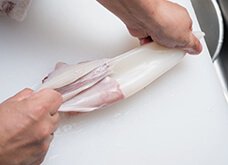 片手で胴の上部を押さえ、もう片方の手で皮をゆっくりと引っ張り、一気にむく。