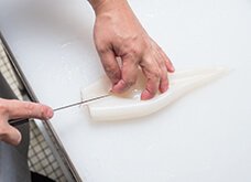 胴を開く。包丁の切っ先で胴の下部に切り目を入れ、縦一本切り目を入れて開く。