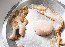 右がひも、中央が貝柱、左がウロ（黒い部分）とエラ。左のウロとエラは食べられません。