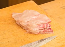 適度な厚みを保つように包丁を入れ、均等の大きさになるように斜めに切り揃える。