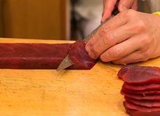 適度な厚みを保つように包丁を入れ、均等の大きさになるように斜めに切り揃える。