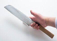 【一般的な握り方】力が入りやすく、包丁を扱いやすい持ち方。人差し指に包丁の刃元をのせ、自然に3本の指で柄元を握る。