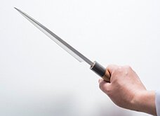 【柄を握る】かたいものを切るとき、5本の指で柄を握ると力を入れやすい。