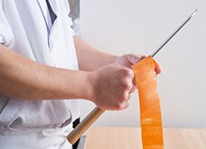 【例：かつらむき】包丁を立てる角度も、斜め45度が切りやすく疲れにくい姿勢。