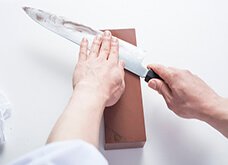 最後に包丁の刃元を同様に研ぐ。このように、刃渡りの長さに応じ、数ヶ所に分けて少しずつ下へ研ぎ進める。