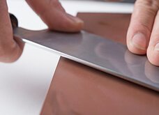 表面の角度は、十円玉が1枚入るくらいが目安。裏と比べて表には自然に角度がつく感覚。（研ぐ包丁の刃先の角度に合わせること）
