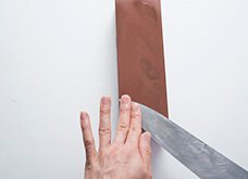 包丁の中央部、刃先へと、徐々に上へ研ぎ進めれば完了。