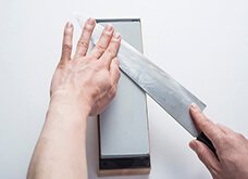 【仕上げ研ぎ石】中研石で研げば概ね十分ですが、さらに仕上げ研石で研ぐと、刃が丈夫になる。
