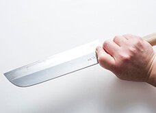 【片刃包丁の場合】傾斜が片方なので、表側の刃の傾斜に研ぎ石をあわせ、表のみを研ぐ。研いだ部分を触るとひっかかり（かえり）が出ているので、裏面は、このかえりをならす程度だけ研いで整えれば完了。